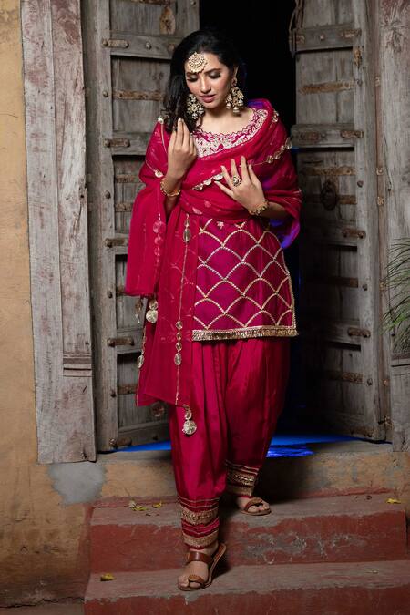 Buy_Leela By A_Maroon Organza, Chanderi Gota, Paisley, Scallop, Zari Boat Embroidered Kurta Set_Online_at_Aza_Fashions