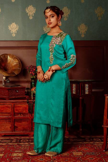 Buy_LAHARIO_Green , Organza Embroidery, Placed Floral Embellished Kurta Pant Set _Online_at_Aza_Fashions