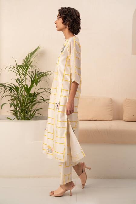 Arcvsh By Pallavi Singh Ivory Chanderi Round Neck Geometric And Floral Print Kurta With Pant at Aza Fashions Arcvsh By Pallavi Singh_Ivory Chanderi Round Neck Geometric And Floral Print Kurta With Pant _at_Aza_Fashions