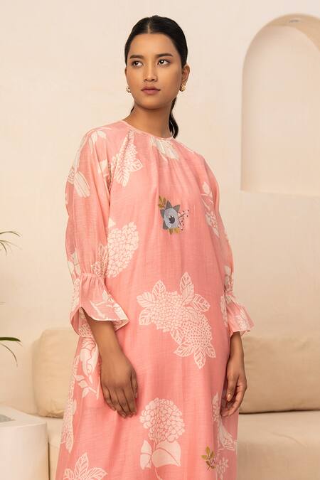 Arcvsh By Pallavi Singh Pink Chanderi Embroidery Round Neck Flower Bouquet Print Kurta With Pant Online at Aza Fashions Arcvsh By Pallavi Singh_Pink Chanderi Embroidery Round Neck Flower Bouquet Print Kurta With Pant _Online_at_Aza_Fashions