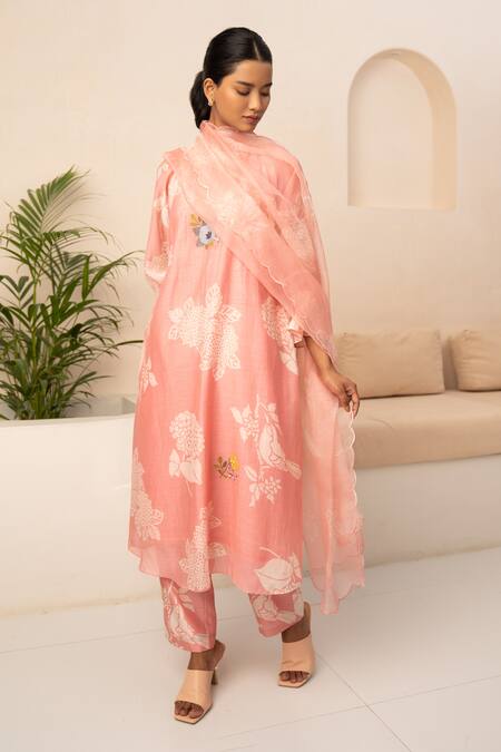 Arcvsh By Pallavi Singh Pink Chanderi Embroidery Round Neck Flower Bouquet Print Kurta Set at Aza Fashions Arcvsh By Pallavi Singh_Pink Chanderi Embroidery Round Neck Flower Bouquet Print Kurta Set _at_Aza_Fashions