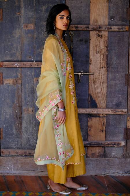 Shikha Mehta_Yellow Dupatta  Organza, Chanderi Thread Notched A-line Kurta Set_Online_at_Aza_Fashions