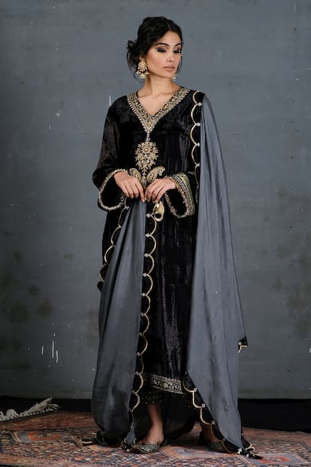 Soniya G_Black Pure Micro Velvet V Neck Floral Embroidered Kurta Set _Online_at_Aza_Fashions