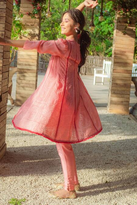 Monk & Mei By Sonia Anand_Peach Georgette Lace Split V-neck Chikankari Embroidered Kurta  _Online_at_Aza_Fashions