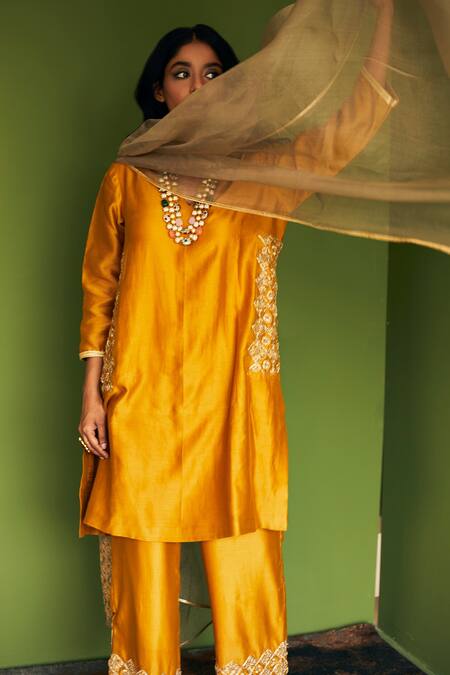 Shop_Esha Arora_Yellow Silk Chanderi Geometric V Neck Kurta Set_Online_at_Aza_Fashions