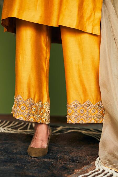 Esha Arora_Yellow Silk Chanderi Geometric V Neck Kurta Set_at_Aza_Fashions
