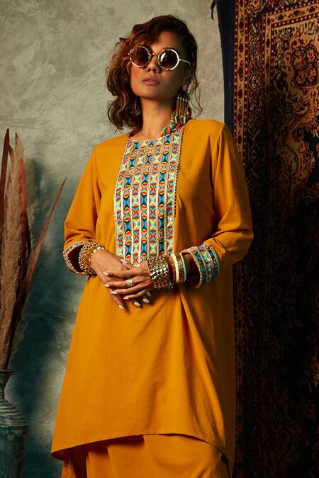 Esha L Amin_Yellow Georgette Gota Patti, Embroidery Round Neck Geometric Placket Print Kurta _Online_at_Aza_Fashions