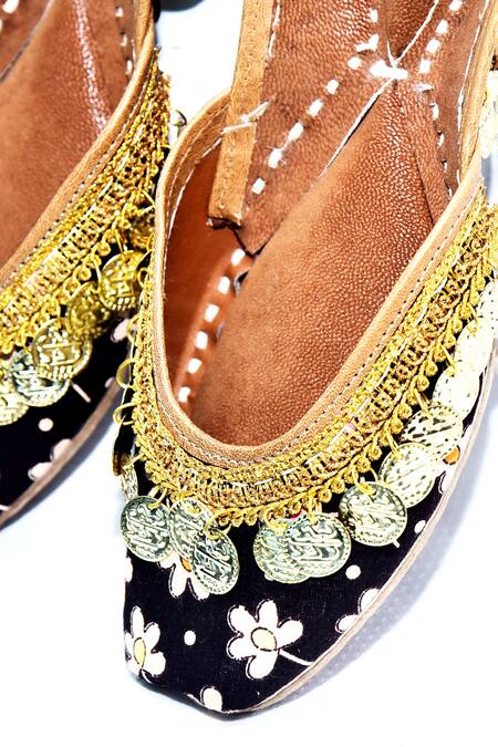 Foot Fuel_Black Amalia Floral Print Juttis _Online_at_Aza_Fashions