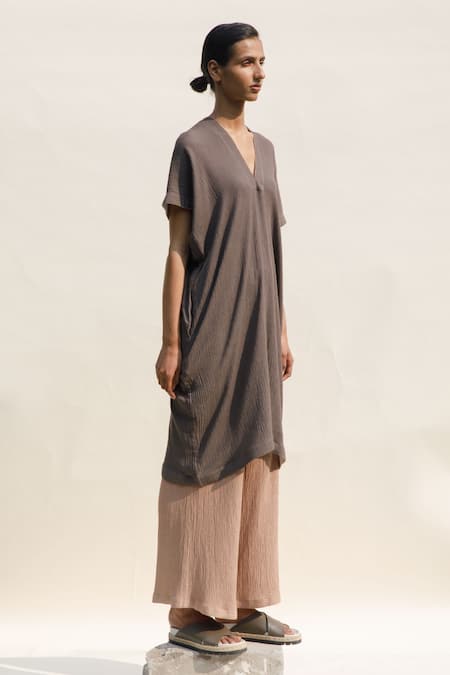 Buy_Urvashi Kaur_Grey Cotton V-neck Ura Crinkled Kaftan Dress _Online_at_Aza_Fashions