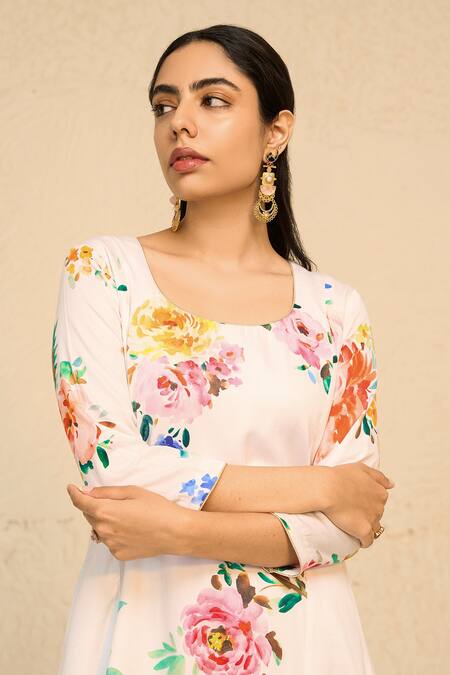 Chrkha White Satin, Round Neck Flower Bouquet Print Kurta Set at Aza Fashions Chrkha_White Satin, Round Neck Flower Bouquet Print Kurta Set _at_Aza_Fashions