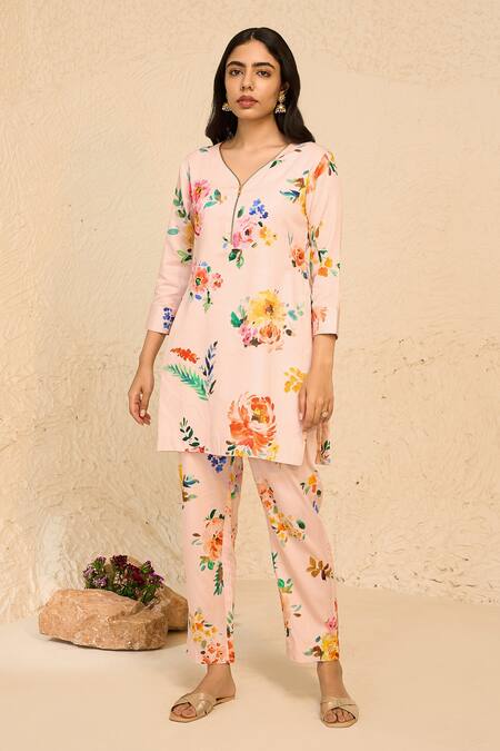 Buy_Chrkha_Pink Cotton Satin Embroidery V-neck Floral Print Kurta Set _Online_at_Aza_Fashions