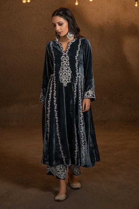 Glittire By Sakshi Verma_Blue Silk Velvet Embroidery Dori Notched Kurta Set _Online_at_Aza_Fashions