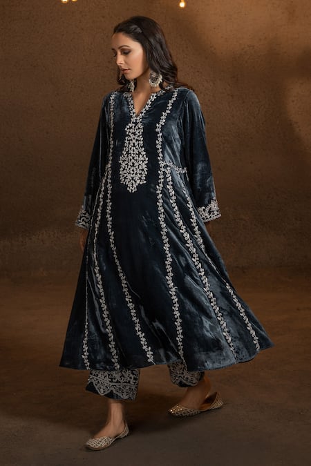 Buy_Glittire By Sakshi Verma_Blue Silk Velvet Embroidery Dori Notched Kurta Set _Online_at_Aza_Fashions