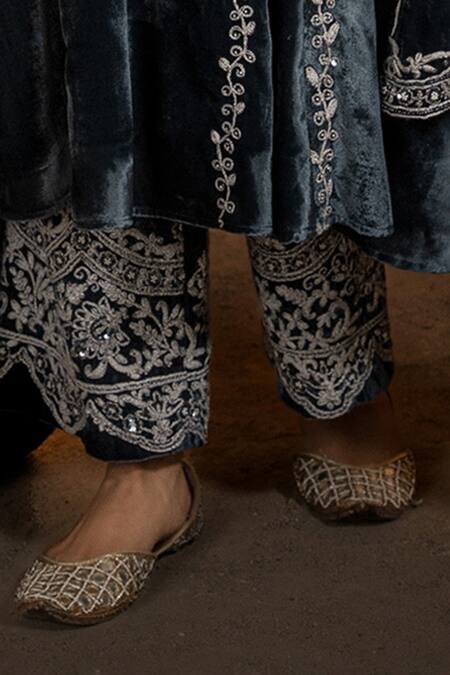 Glittire By Sakshi Verma_Blue Silk Velvet Embroidery Dori Notched Kurta Set _at_Aza_Fashions