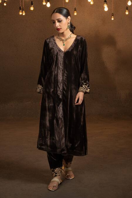 Glittire By Sakshi Verma_Brown Silk Velvet Embroidery Zari V Neck Kurta Set _Online_at_Aza_Fashions