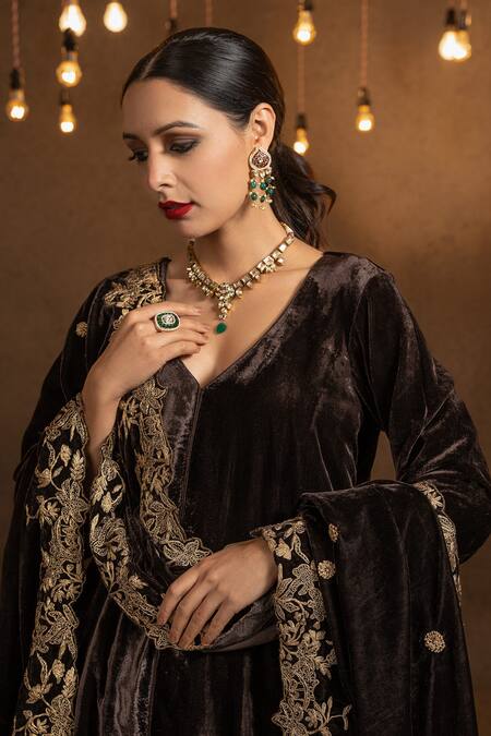 Glittire By Sakshi Verma_Brown Silk Velvet Embroidery Zari V Neck Kurta Set _at_Aza_Fashions
