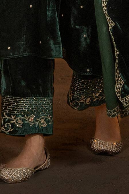 Glittire By Sakshi Verma_Green Silk Velvet Mirror, Resham, Dabka Notched Embroidered Kurta Set_at_Aza_Fashions