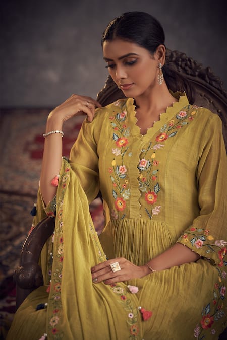 Hirika & Dhruti_Green Chanderi, Cotton Embroidery, Tassels V-neck Floral Kurta Set With Dupatta _Online_at_Aza_Fashions