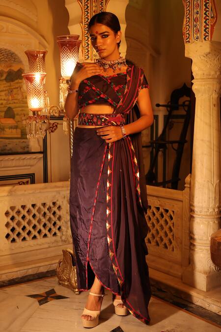 Buy_Xoxo Apurva_Purple Crepe, Viscose Zari, Tassels V-neck Embroidered Saree And Blouse Set _Online_at_Aza_Fashions