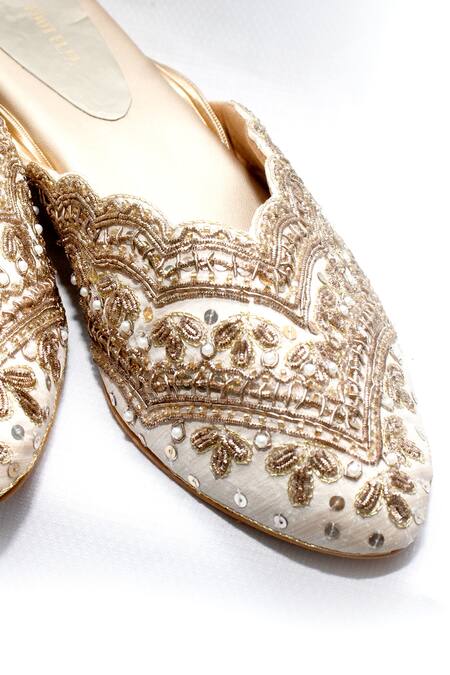 Foot Fuel Cream Embroidery Vellichor Mule Block Heels Online at Aza Fashions Foot Fuel_Cream Embroidery Vellichor Mule Block Heels _Online_at_Aza_Fashions