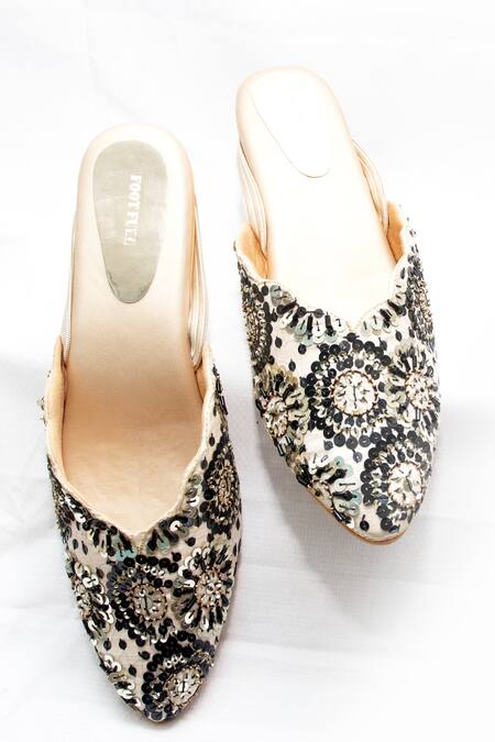 Buy Foot Fuel Cream Embroidery Hugable Mule Block Heels Buy_Foot Fuel_Cream Embroidery Hugable Mule Block Heels