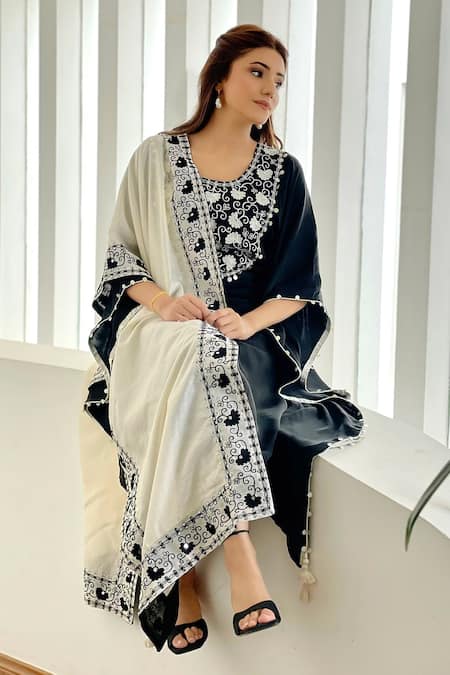 Buy_Shipraa Grover_Black Chanderi Embroidery Round Neck Floral Kaftan Set _Online_at_Aza_Fashions