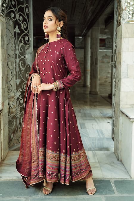 Buy_Safaa_Maroon Velvet, Silk Embroidery Round Neck The Anaabi Sitara Anarkali Set 