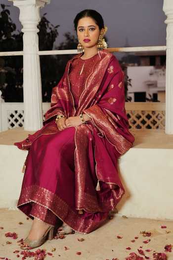 Buy Safaa Magenta Silk, Velvet Embroidery The Suhana Paisley Neckline Woven Kurta Set Buy_Safaa_Magenta Silk, Velvet Embroidery The Suhana Paisley Neckline Woven Kurta Set