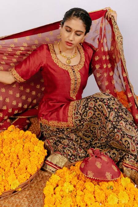 Buy_Shrutkirti_Maroon 71 Gms Pure Chanderi Embroidery Zari Round Paisley Print Lehenga Set_Online_at_Aza_Fashions