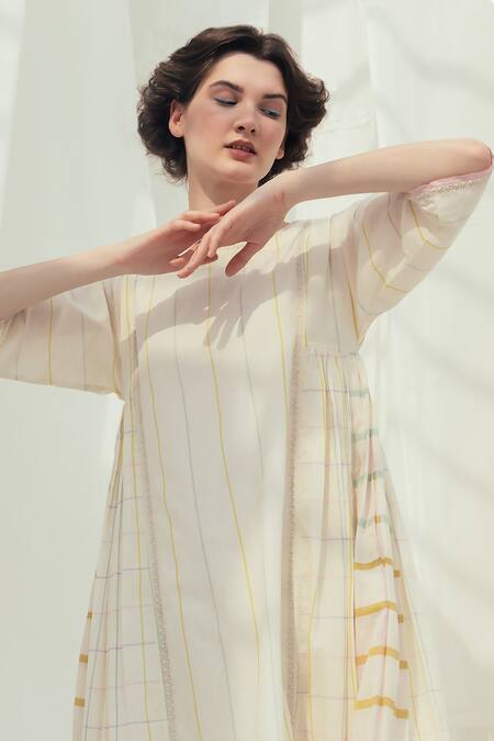 Itr By Khyati Pande_Beige Handloom Cotton Embroidery Boat Neck Dahlia Patch Handwoven Panelled Kurta_at_Aza_Fashions