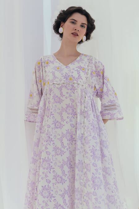 Itr By Khyati Pande_Beige Handloom Cotton Lace V-neck Gerbera Hand Block Print Kurta_at_Aza_Fashions