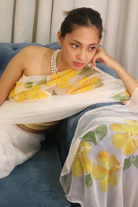 Meghstudio_White Viscose, Chiffon Hand Painted Saree With Unstitched Blouse Piece _Online_at_Aza_Fashions