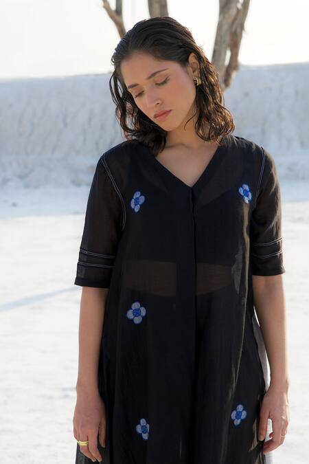 The Loom Art_Black Chanderi Silk Embroidery V-neck V Kurta And Pant Set _at_Aza_Fashions