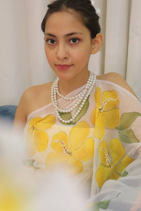 Buy_Meghstudio_White Viscose, Chiffon Hand Painted Saree With Unstitched Blouse Piece _Online_at_Aza_Fashions