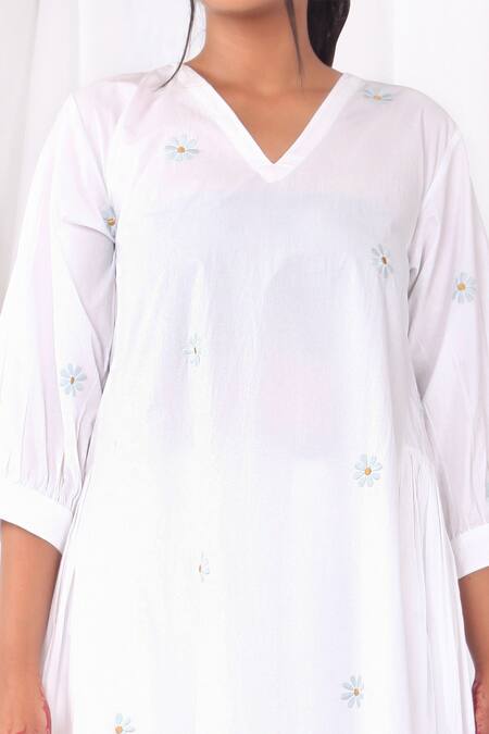 Khat White Poplin, Cotton Embroidery V-neck Flower Kurta And Pant Set Online at Aza Fashions Khat_White Poplin, Cotton Embroidery V-neck Flower Kurta And Pant Set _Online_at_Aza_Fashions