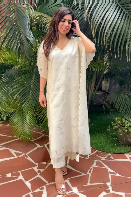 Ewaz_White Chanderi, Cotton Silk Floral V Neck Embroidered Kaftan And Pant Set _Online_at_Aza_Fashions