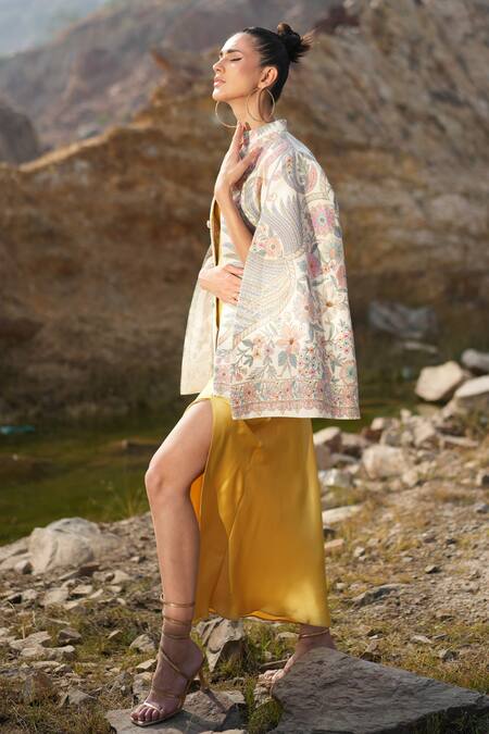 Neiza By Neeti Seth White Cashmere Wool Floral Print Cape Online at Aza Fashions Neiza By Neeti Seth_White Cashmere Wool Floral Print Cape _Online_at_Aza_Fashions