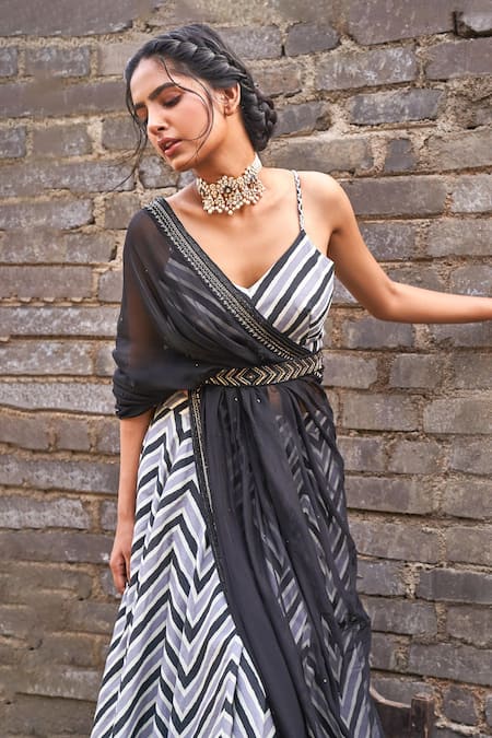 Buy_17:17 By Simmi Saboo_Black Organza, Muslin Silk Chevron Print V Neck Lyra Lehenga Set_Online_at_Aza_Fashions
