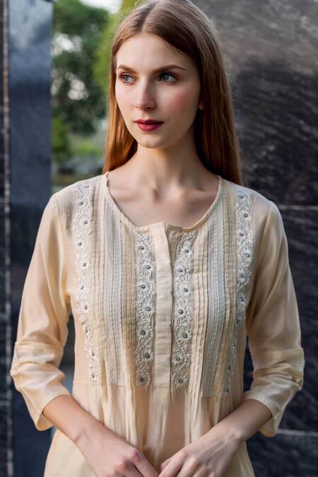 Buy_Missprint_Off White Kurta  Chanderi Hand Embroidered Thread Round And Pant Set_Online_at_Aza_Fashions