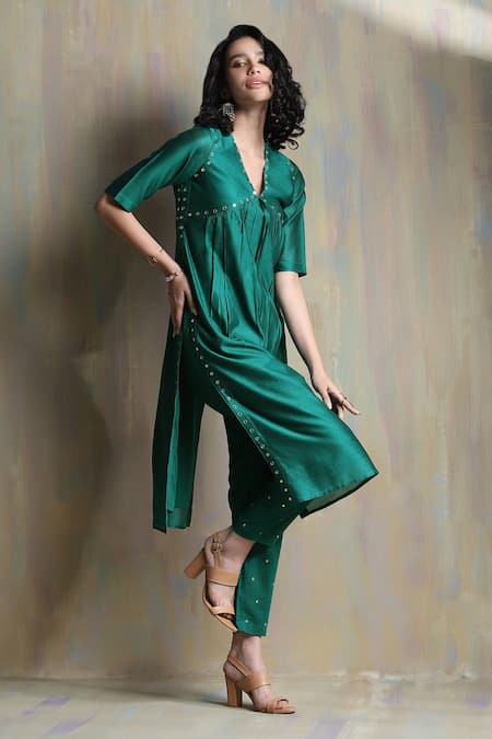 Charkhee_Emerald Green Chanderi, Cotton Mirrors V-neck Embroidered Kurta Set _Online_at_Aza_Fashions