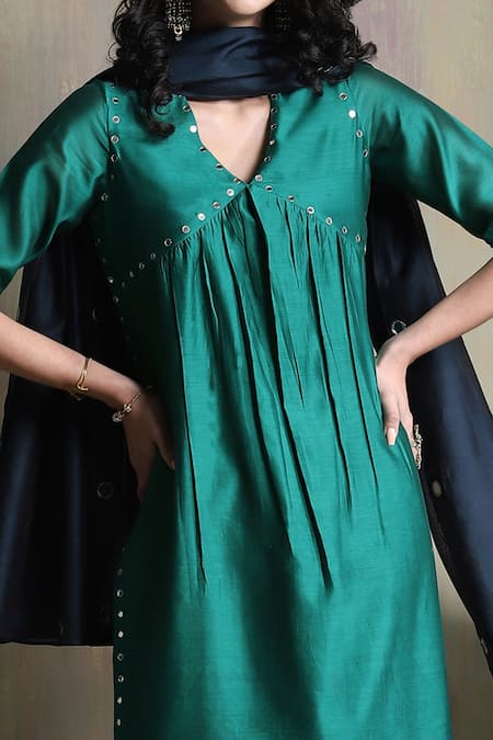 Buy_Charkhee_Emerald Green Chanderi, Cotton Mirrors V-neck Embroidered Kurta Set _Online_at_Aza_Fashions