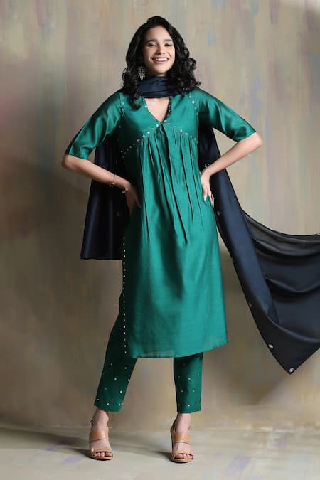 Shop_Charkhee_Emerald Green Chanderi, Cotton Mirrors V-neck Embroidered Kurta Set _Online_at_Aza_Fashions