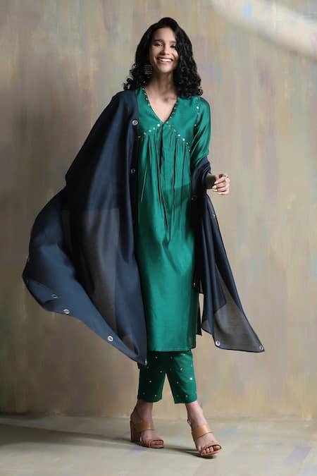 Charkhee_Emerald Green Chanderi, Cotton Mirrors V-neck Embroidered Kurta Set _at_Aza_Fashions