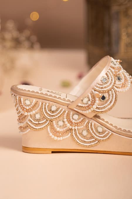 Shop House Of Vian Gold Embroidery Jashn Scallop Kolhapuri Wedges Online at Aza Fashions Shop_House Of Vian_Gold Embroidery Jashn Scallop Kolhapuri Wedges _Online_at_Aza_Fashions