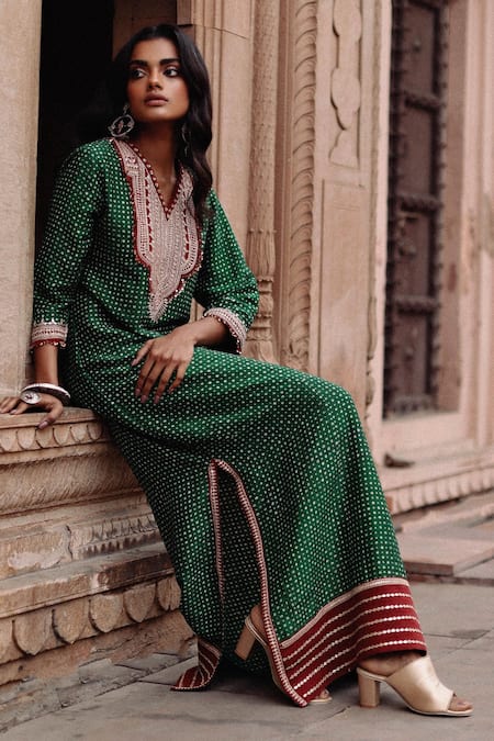 Buy Avacara Green Matka Silk Embroidered Gota Notched Printed Butti Kaftan Online at Aza Fashions Buy_Avacara_Green Matka Silk Embroidered Gota Notched Printed Butti Kaftan _Online_at_Aza_Fashions
