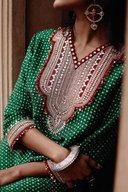 Avacara Green Matka Silk Embroidered Gota Notched Printed Butti Kaftan Online at Aza Fashions Avacara_Green Matka Silk Embroidered Gota Notched Printed Butti Kaftan _Online_at_Aza_Fashions