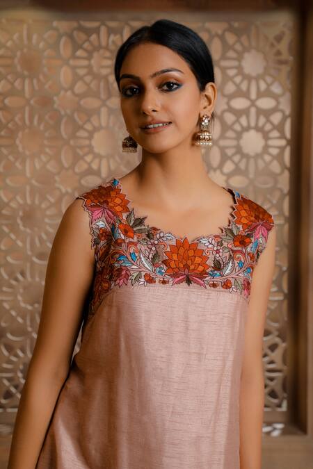 Omana By Ranjana Bothra_Pink Organza, Crepe Embroidery Round Neck Kaashni Placement Kurta Set _Online_at_Aza_Fashions