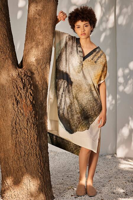 Kharakapas Off White Cotton V-neck Celestial Tales Lagoon Print Mul Kaftan Online at Aza Fashions Kharakapas_Off White Cotton V-neck Celestial Tales Lagoon Print Mul Kaftan _Online_at_Aza_Fashions