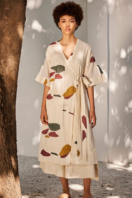 Kharakapas Cream Cotton V-neck Lost Floral Pattern Kurta And Pant Co-ord Set Online at Aza Fashions Kharakapas_Cream Cotton V-neck Lost Floral Pattern Kurta And Pant Co-ord Set _Online_at_Aza_Fashions