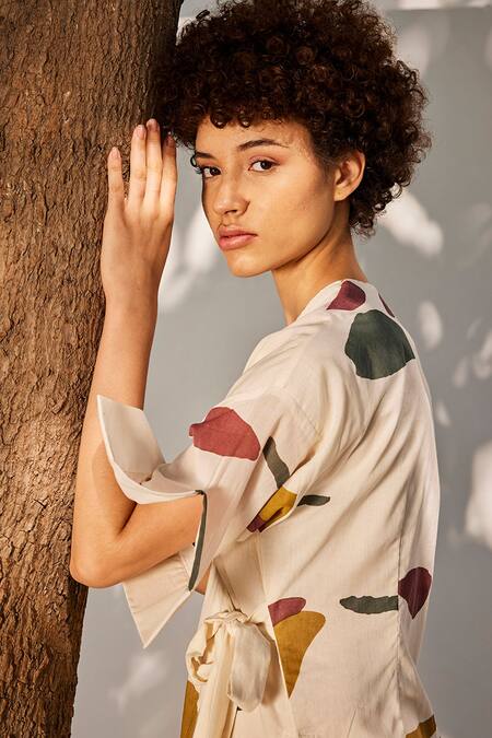 Shop Kharakapas Cream Cotton V-neck Lost Floral Pattern Kurta And Pant Co-ord Set Online at Aza Fashions Shop_Kharakapas_Cream Cotton V-neck Lost Floral Pattern Kurta And Pant Co-ord Set _Online_at_Aza_Fashions